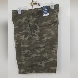 Six pockets men's walking Shorts new without tags.